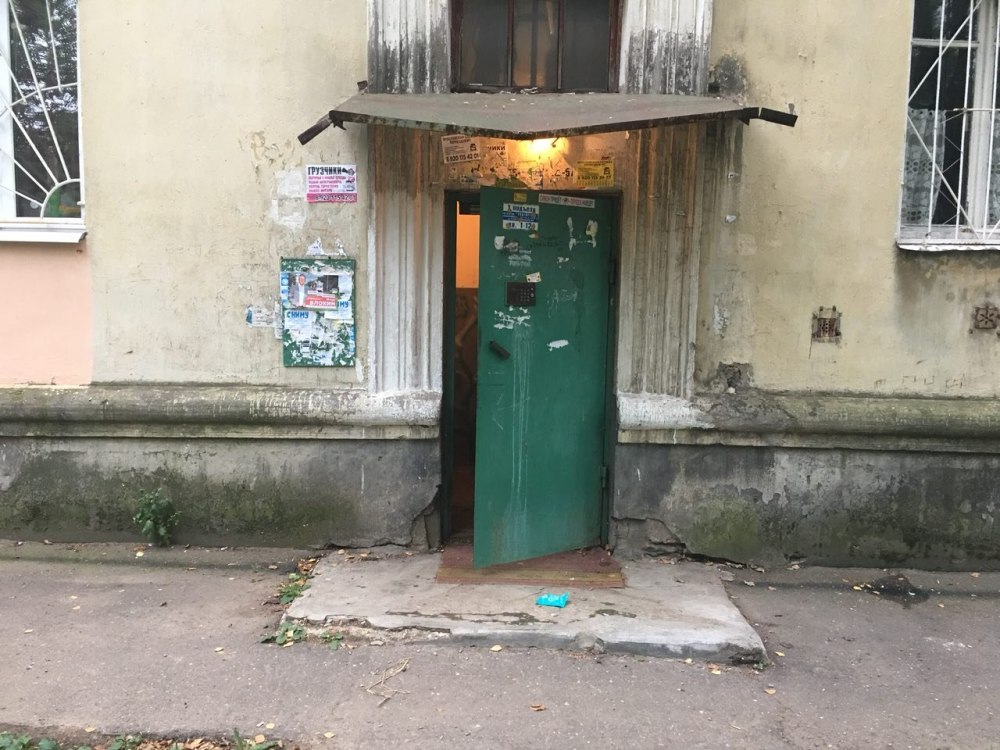 Дверь подъезда хрущевки