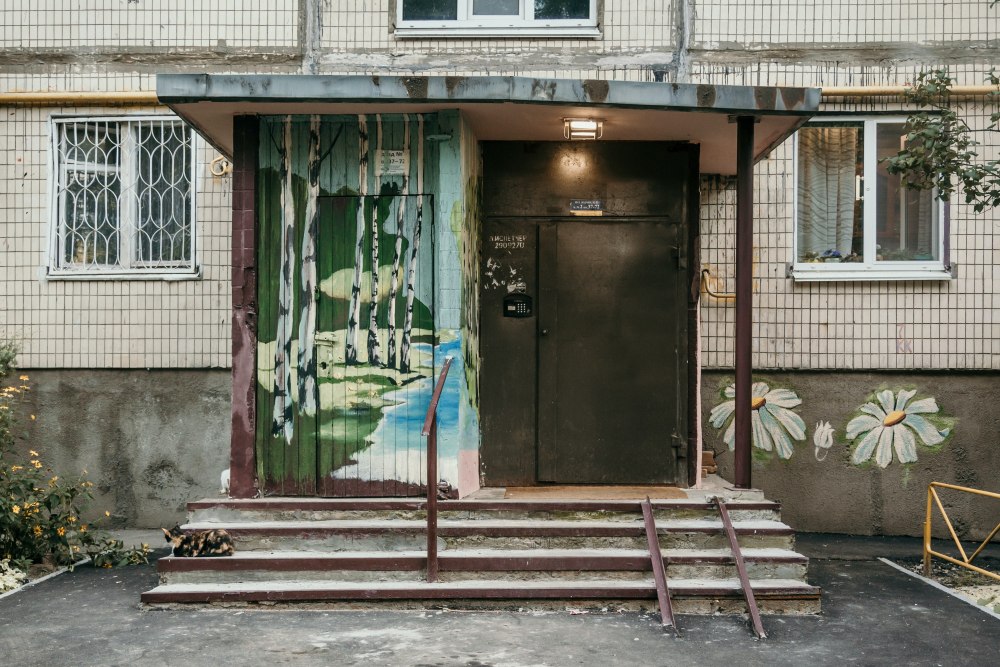 Подъезд арт