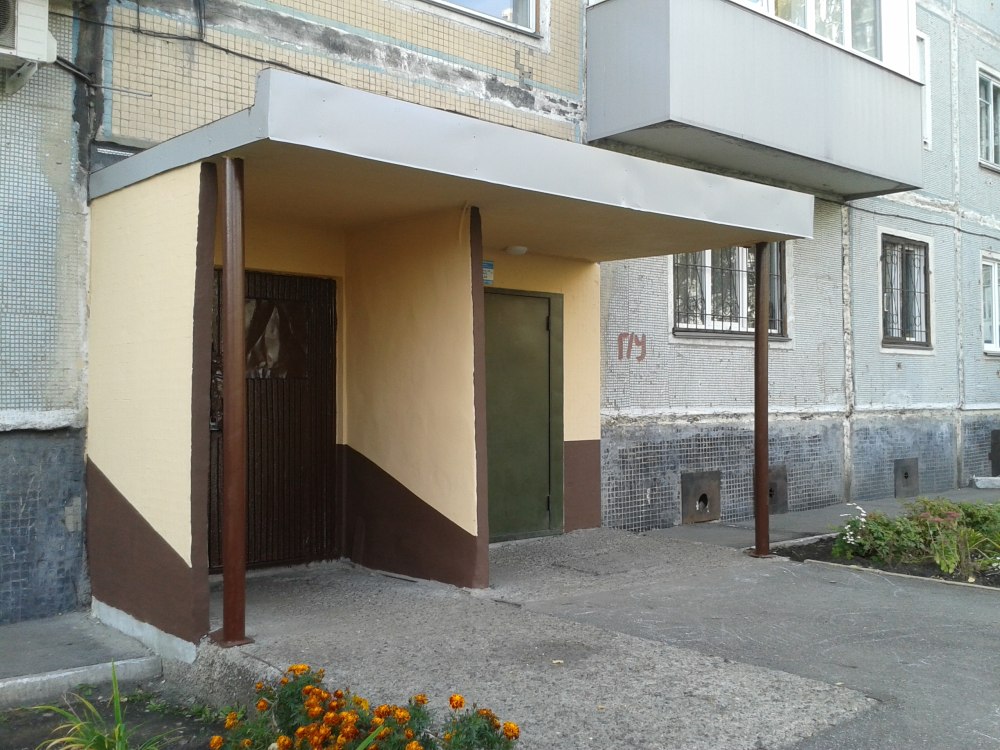 Подъезд дома снаружи