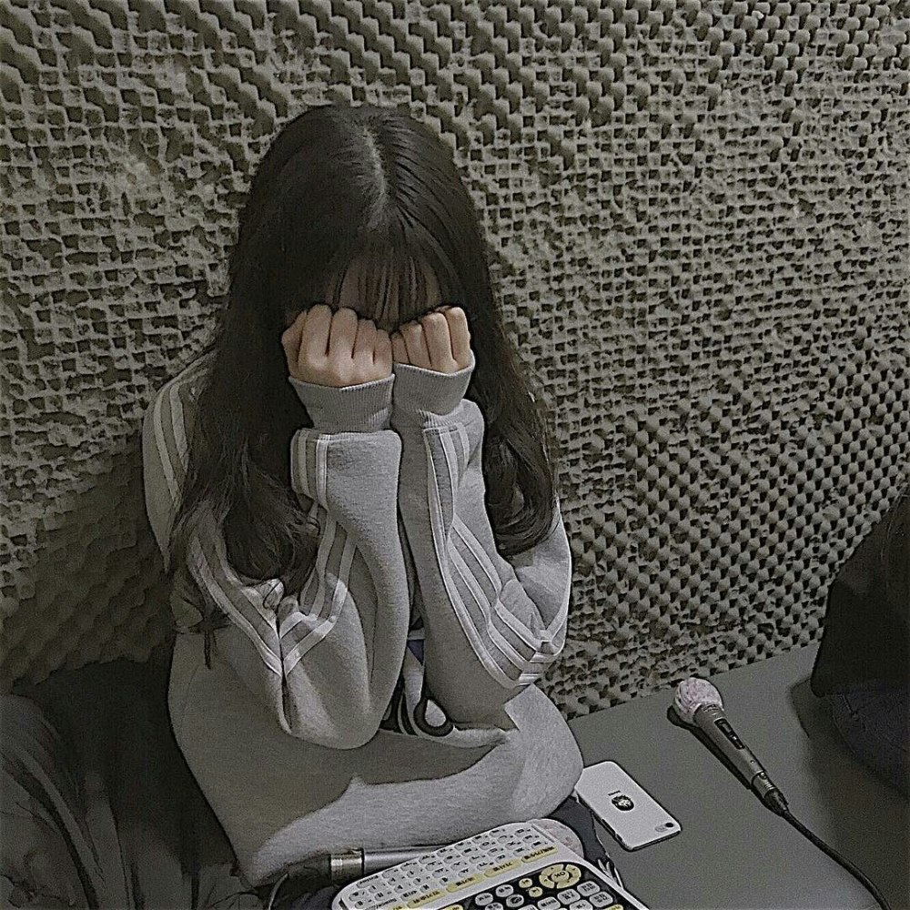 Грустная кореянка