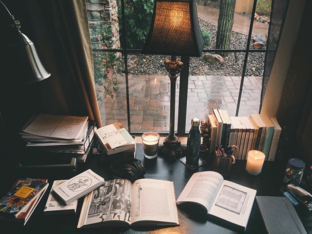 Книги в бежевых тонах