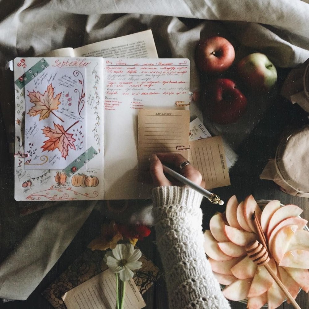 Книги в пастельных тонах