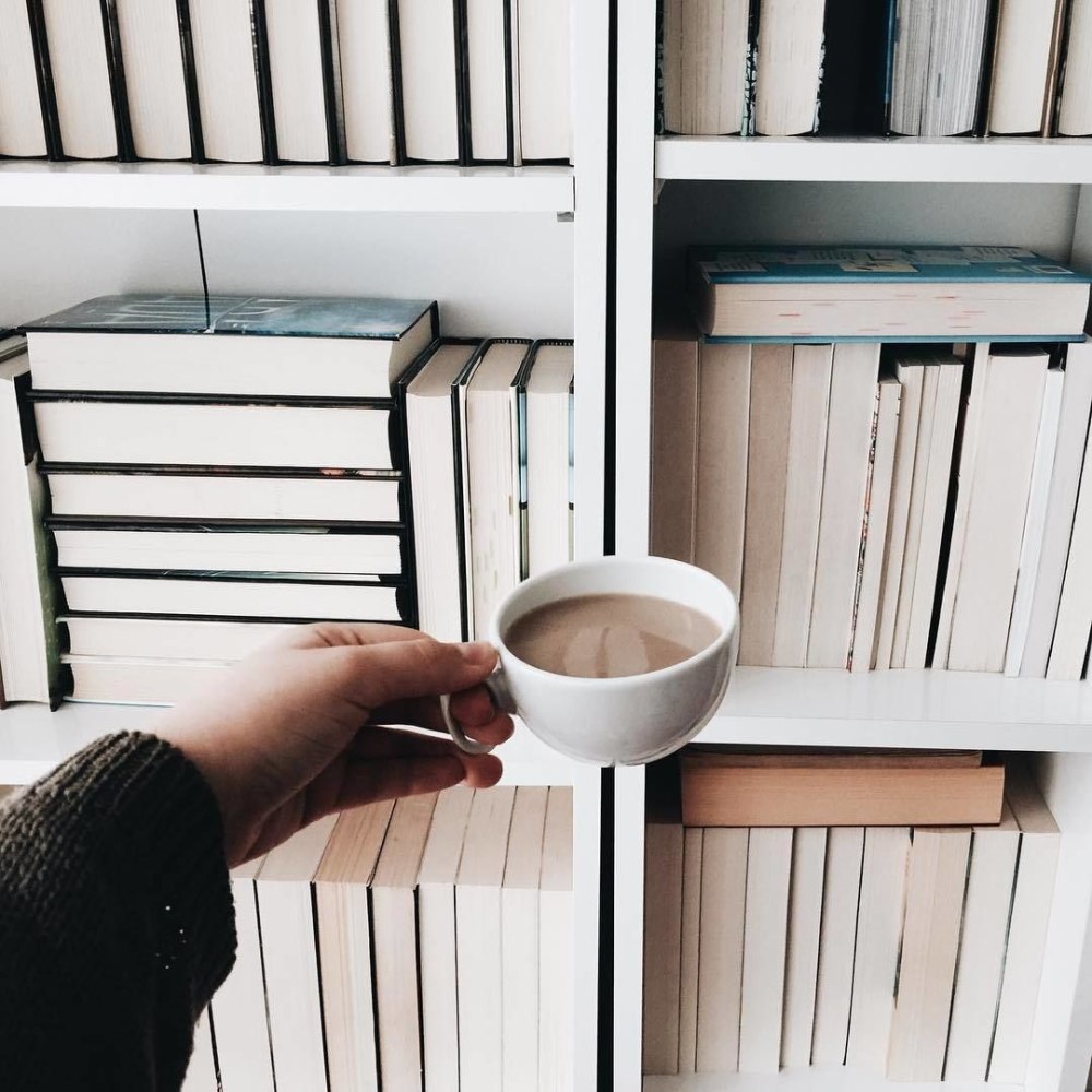 Девушка с книжкой и кофе