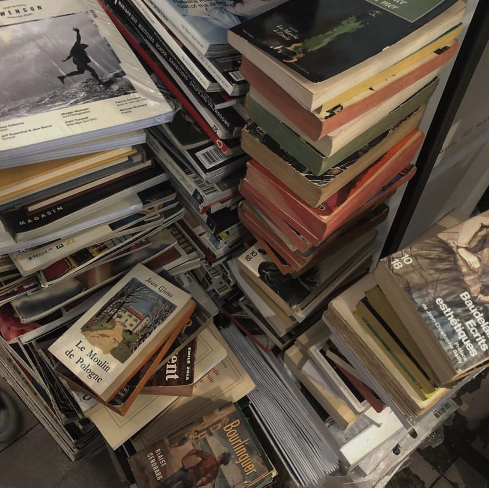 Фон для селфи из книжных листов