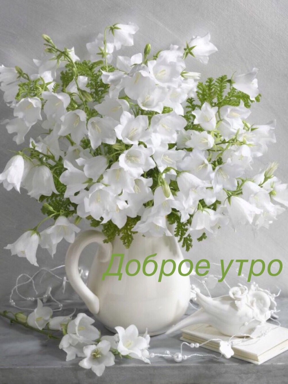Красивые пирожные и кофе