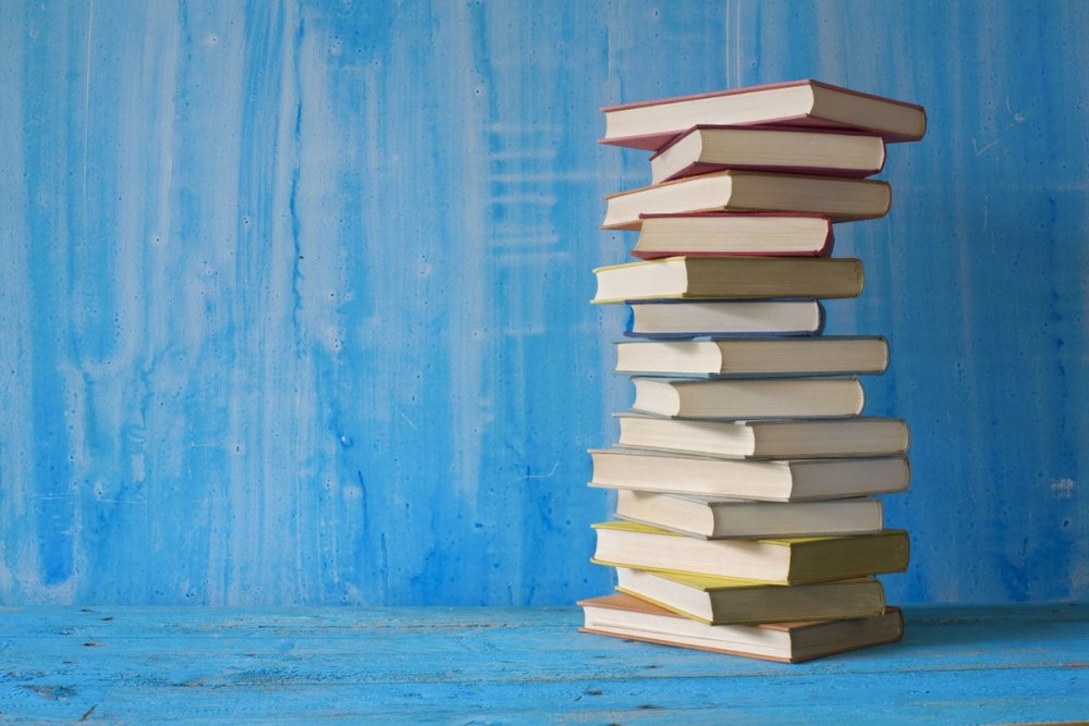 Стопка книжек на белом фоне