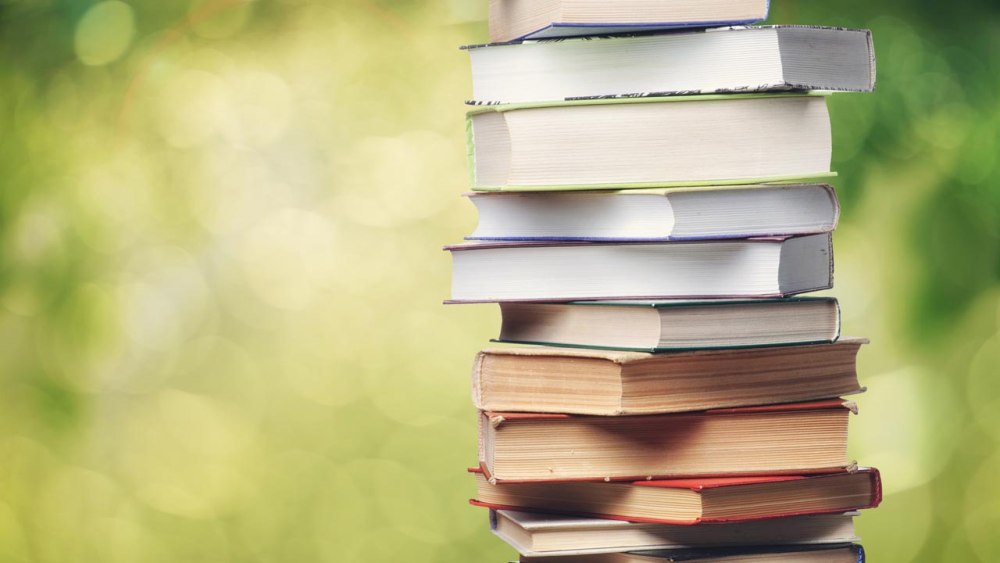 Стопка зеленых книг