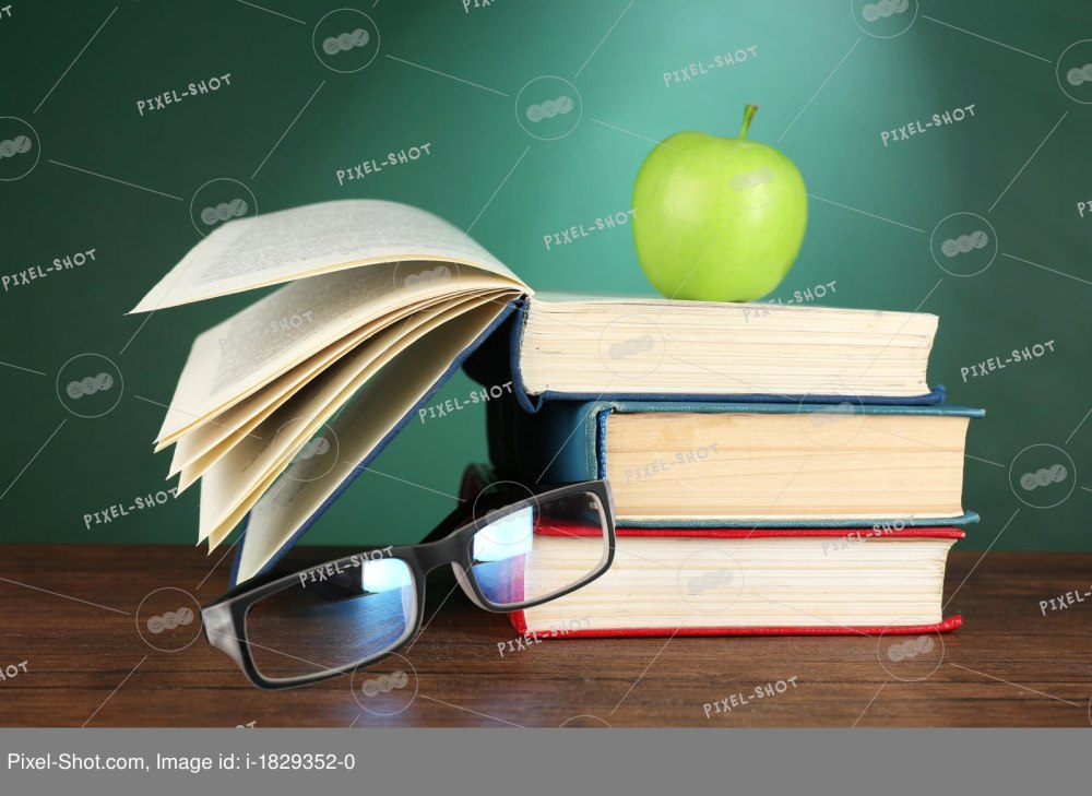 Стопка книг картинки на зеленом фоне