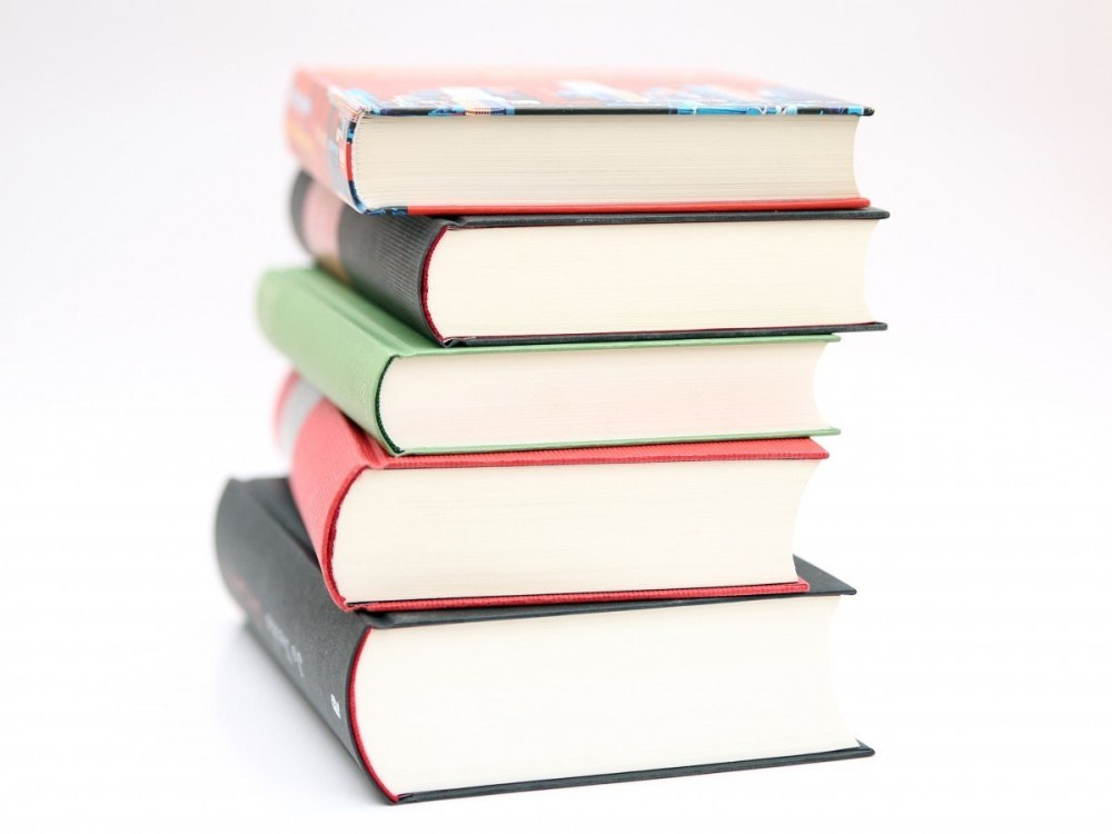 Книга на зелёном фоне