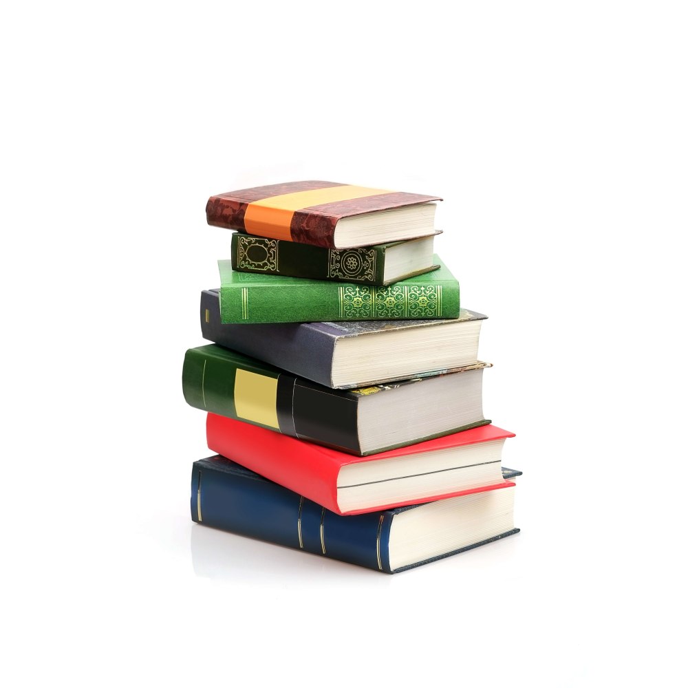 Стопка книг на зеленом фоне