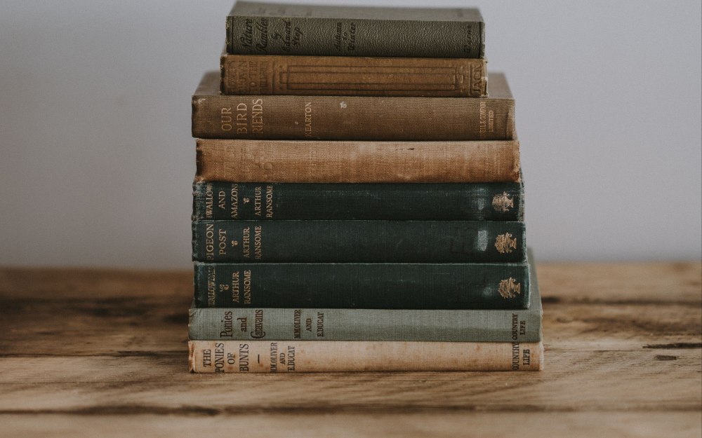 Стопка книг на белом фоне