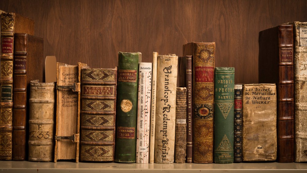 Вертикальная стопка книг