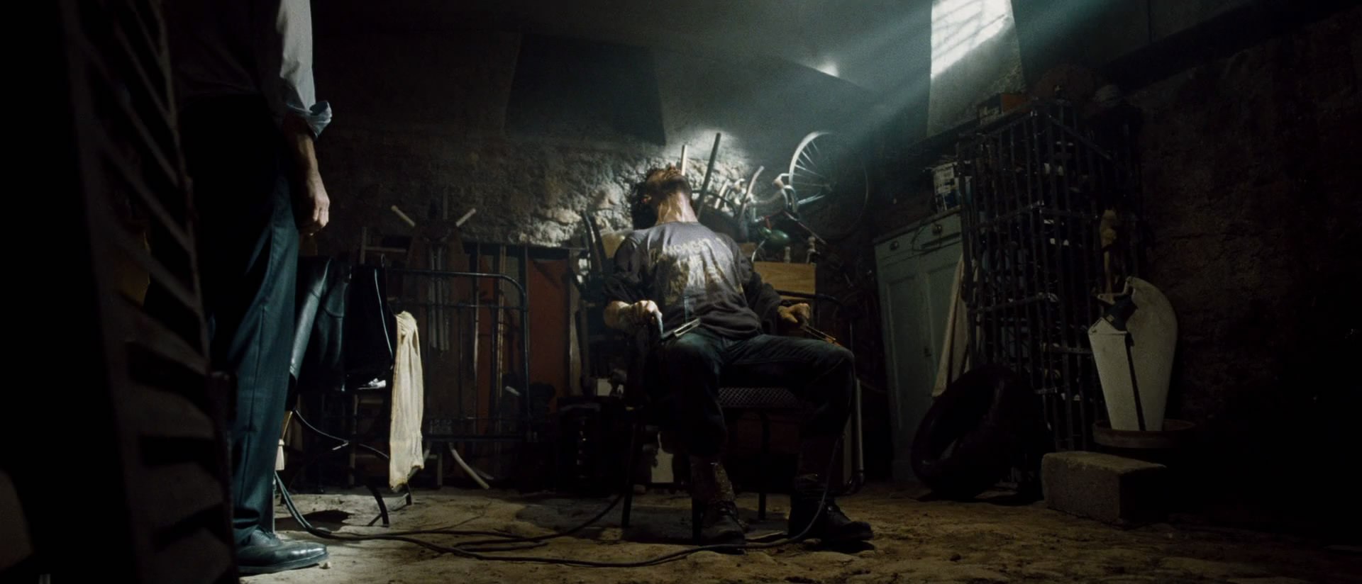 Видео где мужчина связывает мужчину. Человек привязан к стулу. Привязанный к стулу мужчина.