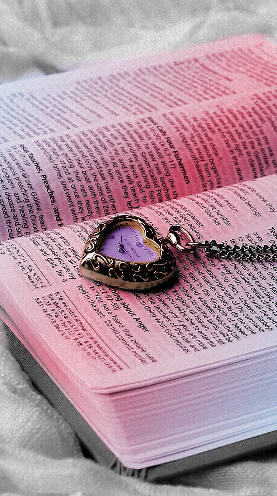 Обои на телефон книги