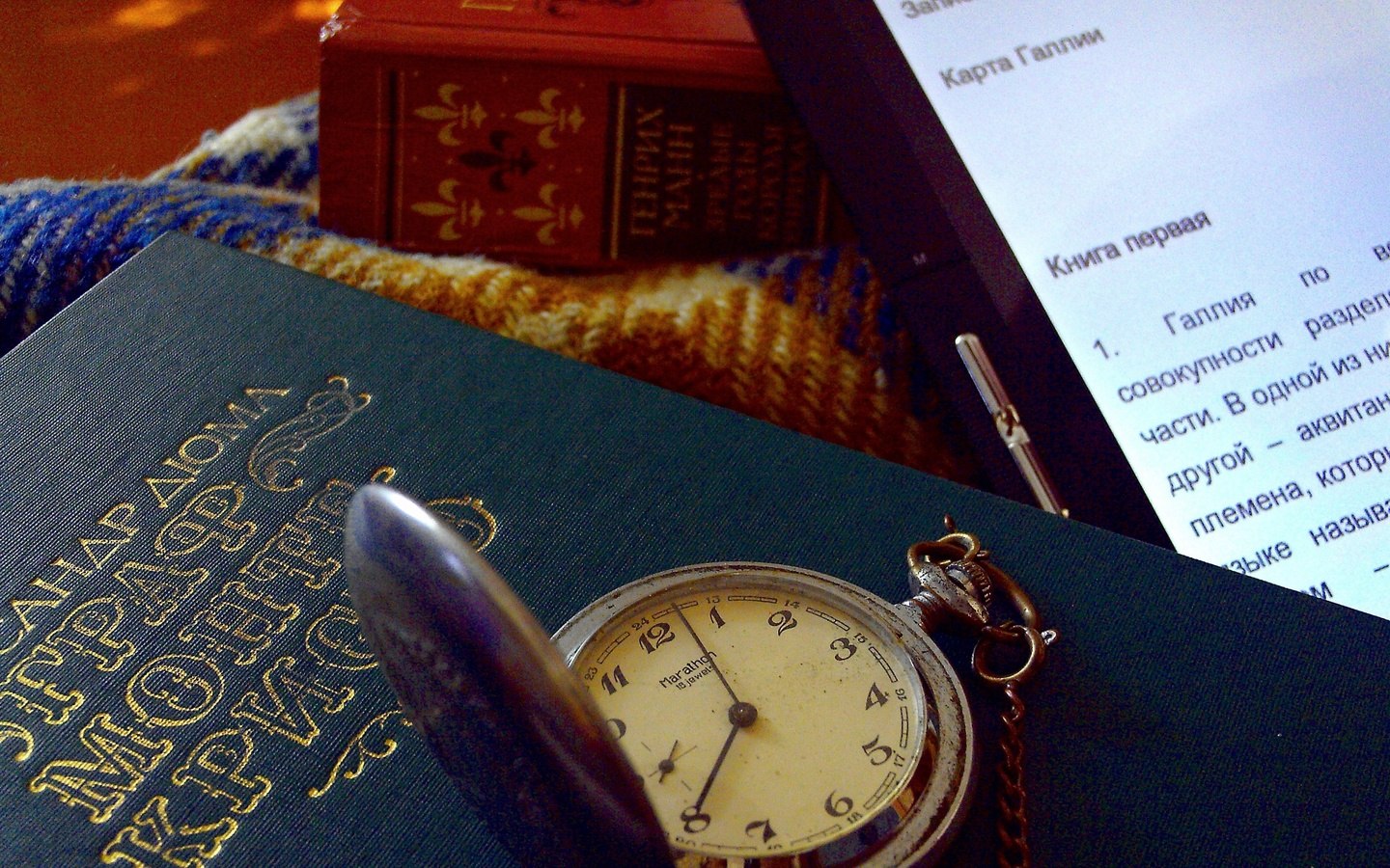 Проданное время книга. Книга и часы. Книги обои. Книга для…. Обои для электронной книги.