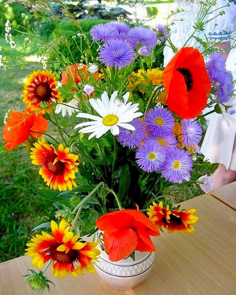 Букет с маками и ромашками в вазе