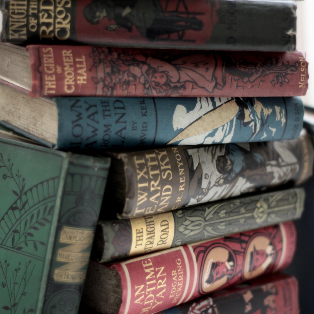 Стопка старых книг