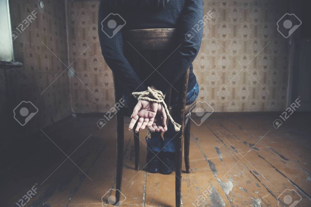 Связанный человек