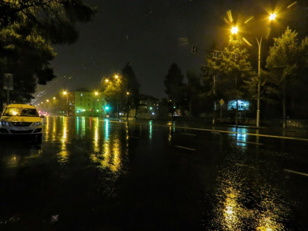 Мокрый асфальт ночью