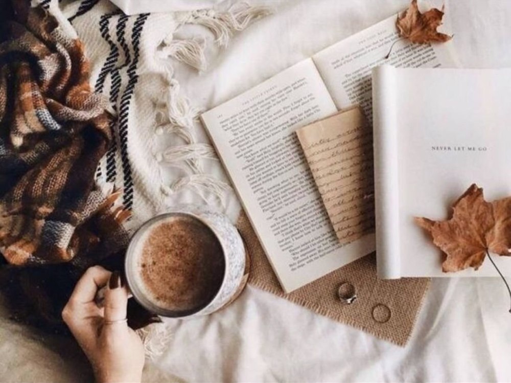 Фотосессия с кофе и книгой в кафе