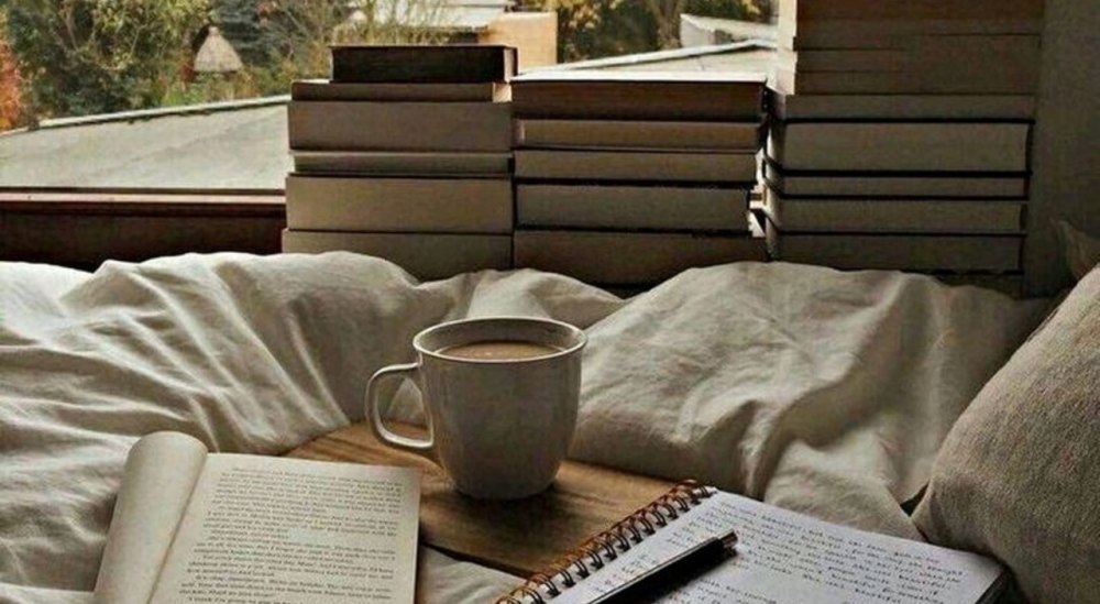 Чашка кофе и книга