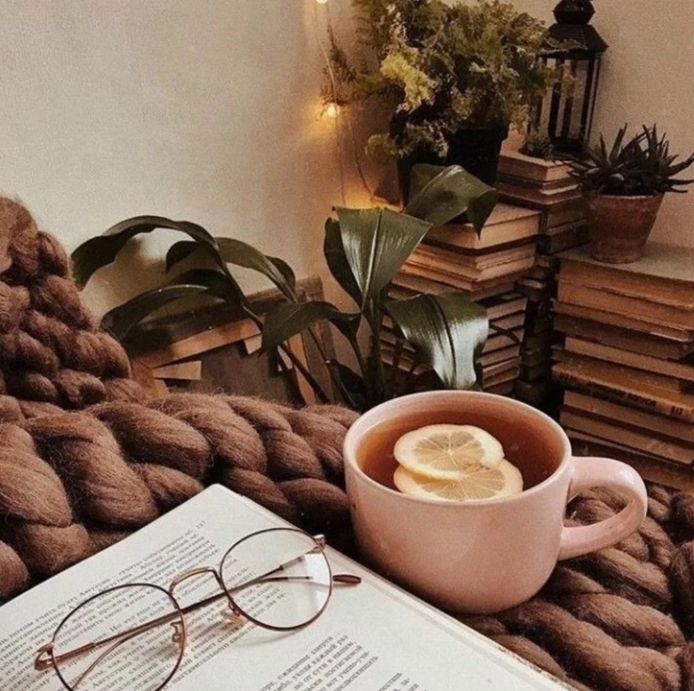 Книги на столе Эстетика