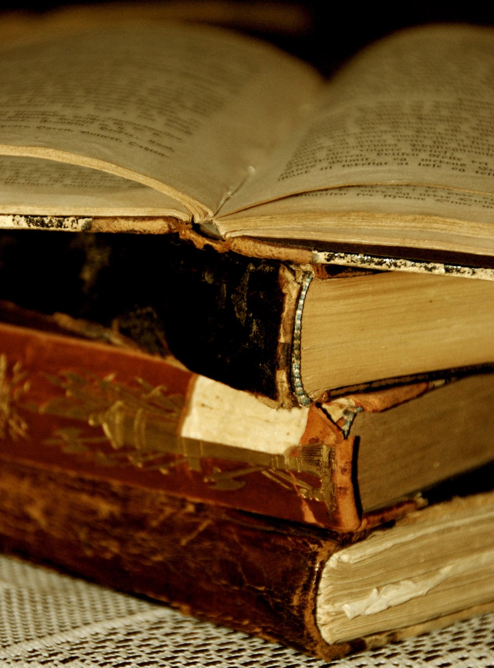 Старинная книга открытая
