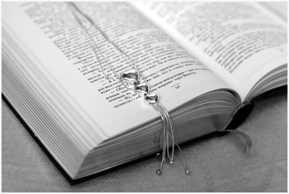 Электронная книга на красивом фоне