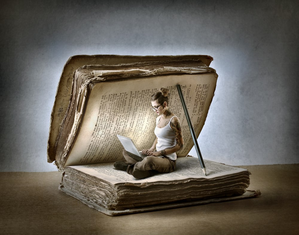 Открытая книга на черном фоне