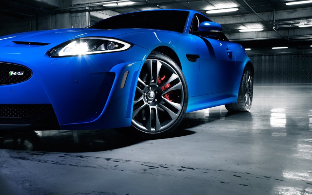 Сине-белая машина Ягуар XKR-S