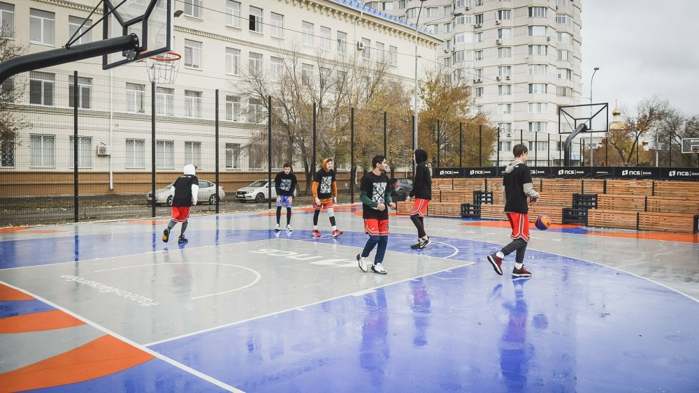 Баскетбольная площадка вид сбоку
