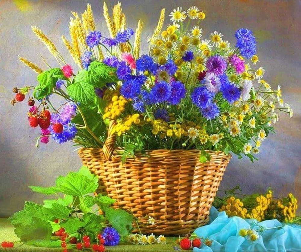 Корзина с васильками