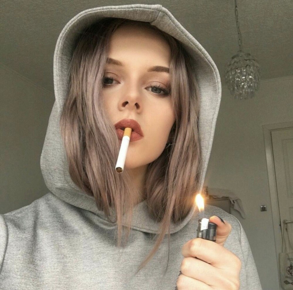 Девочка курит