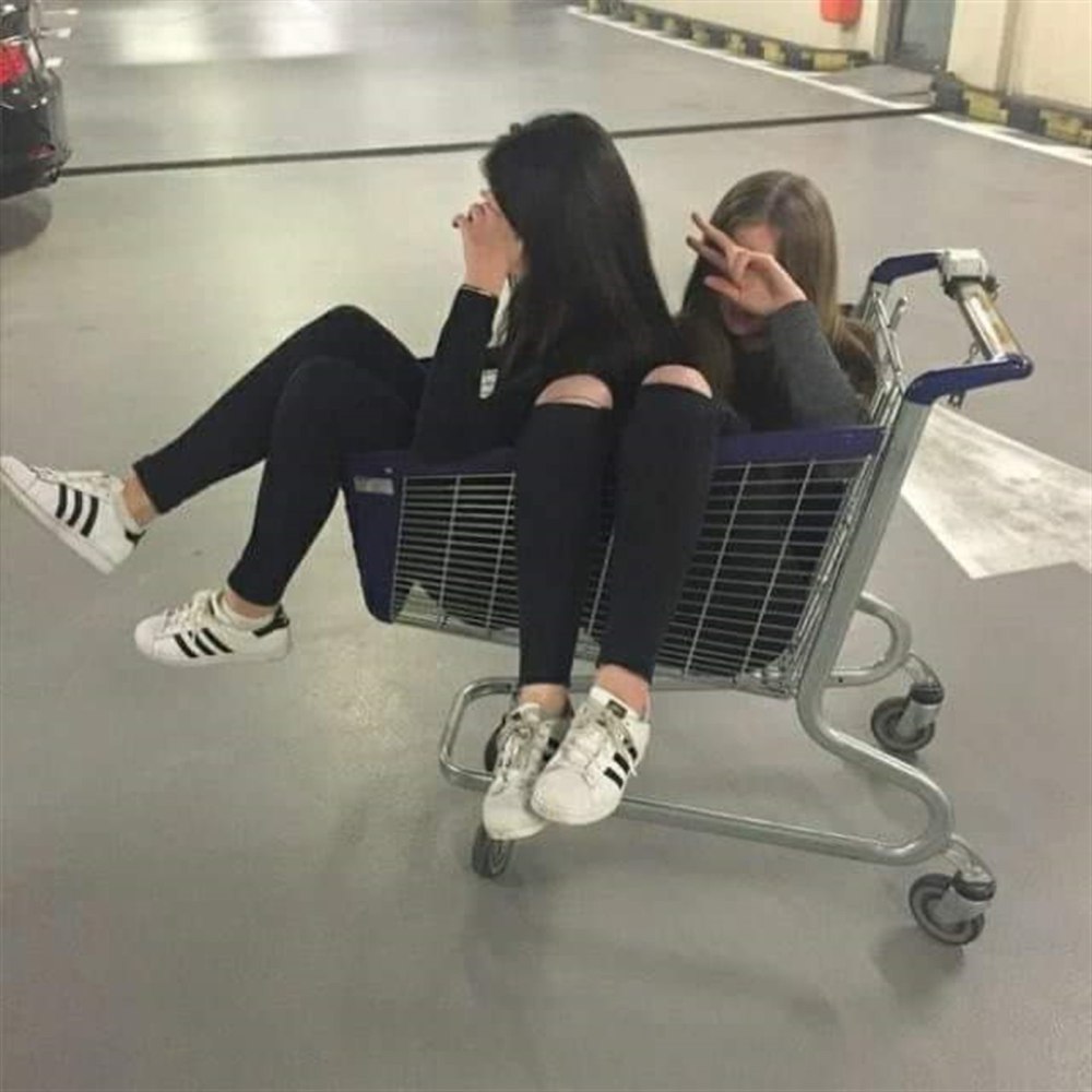 Девочка с тележкой