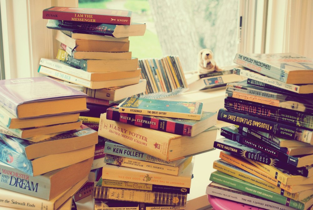 Стопка книг в библиотеке