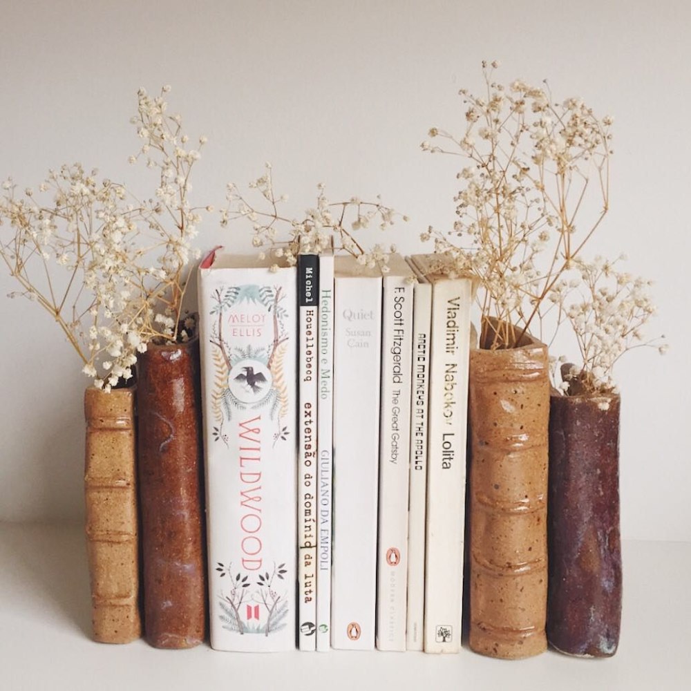 Стильные книги на полке