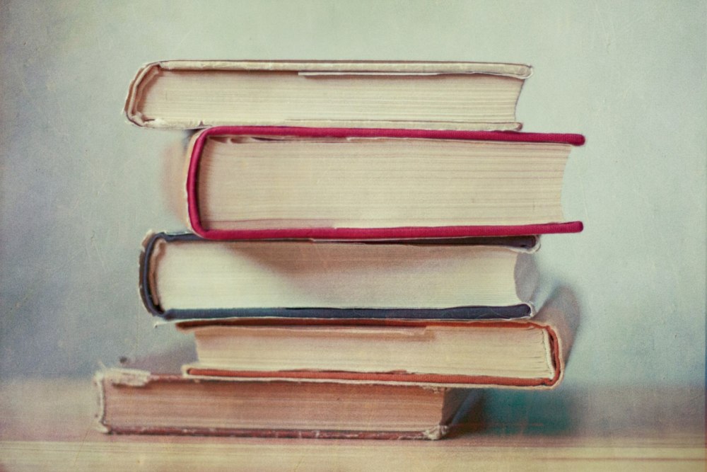 Стопка книг боком