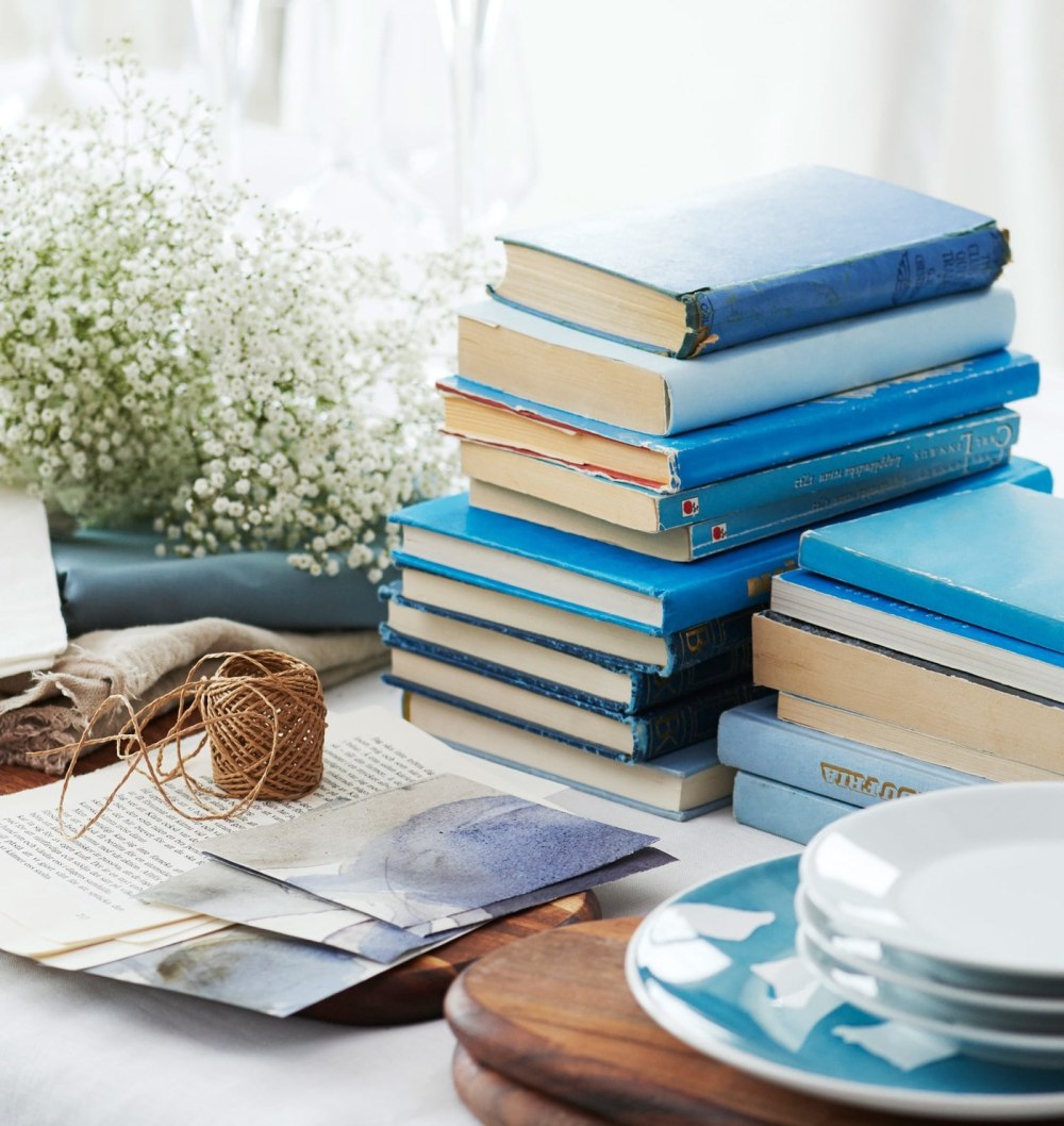Стопка книг в голубых тонах