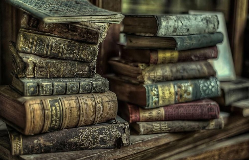 Стопка старых книг