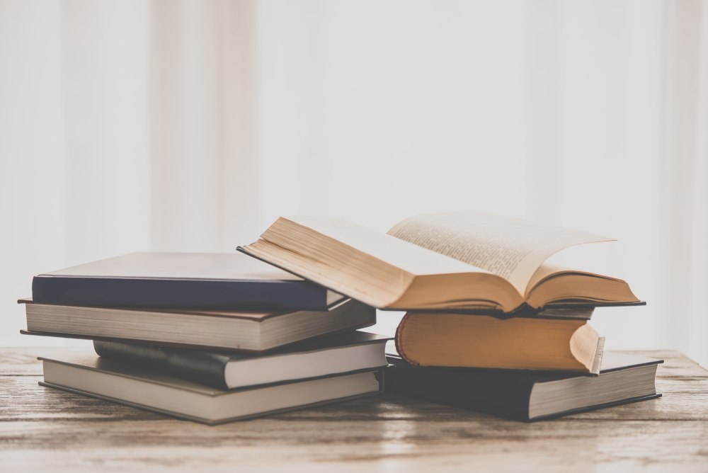 Стопка книг на столе