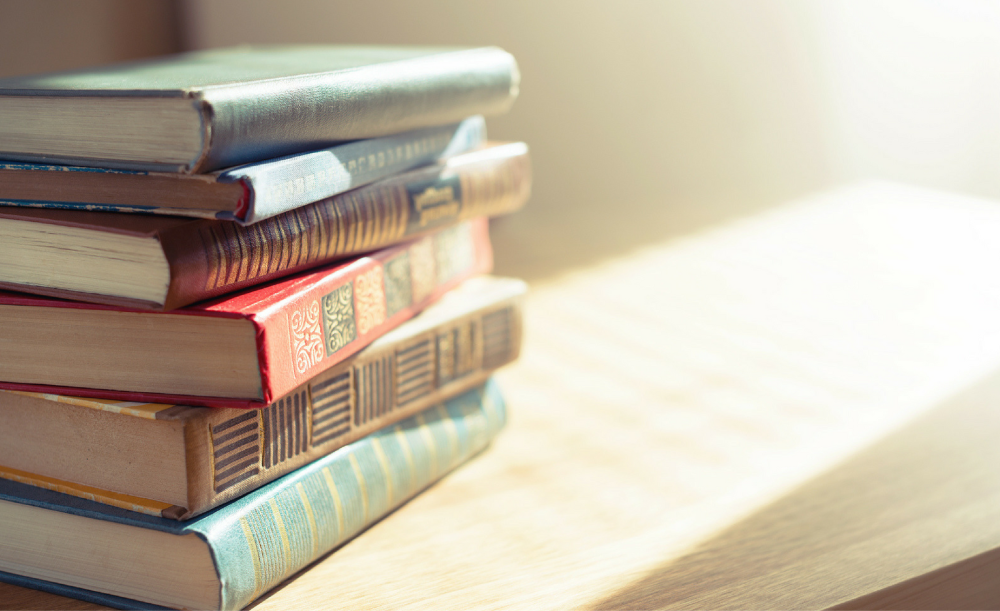 Стопка книг по саморазвитию