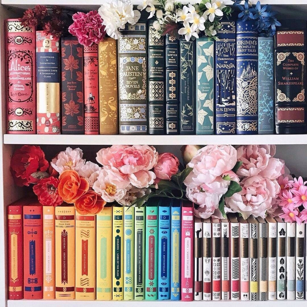 Стопка книг с цветами