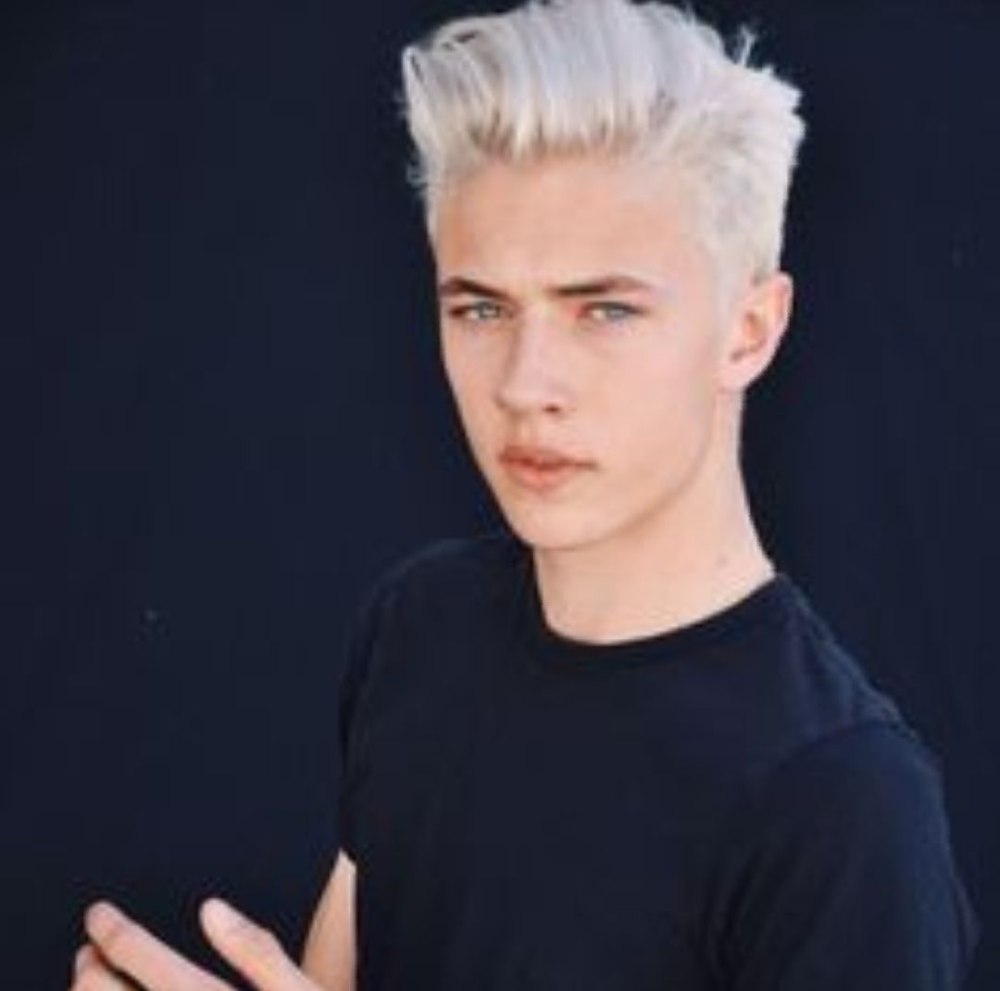 Лаки Блю Смит прическа