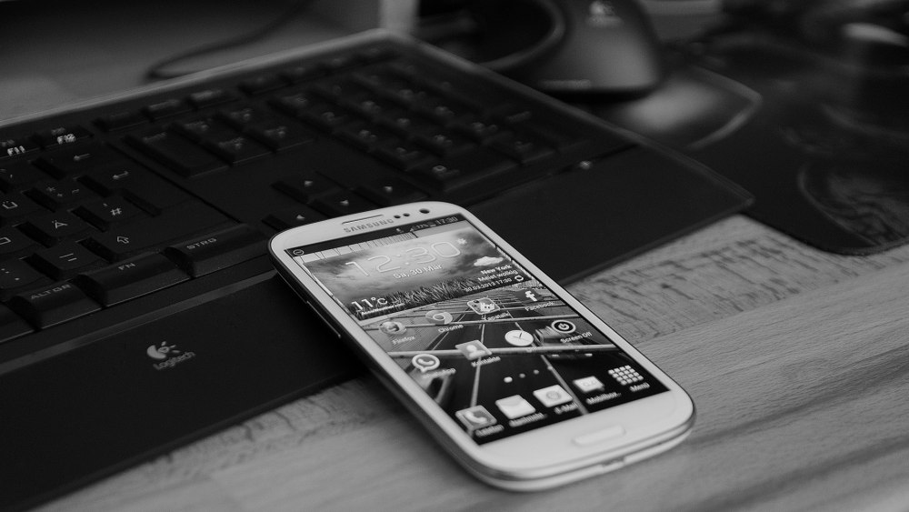 Смартфон черно белый