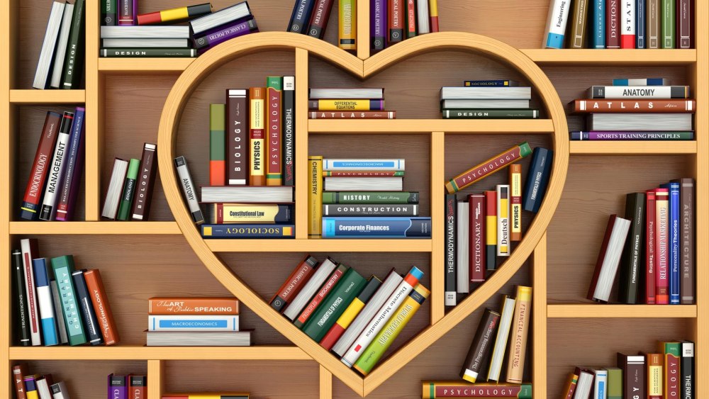 Книги на полке
