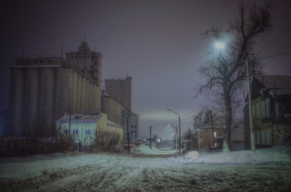 Зимняя улица с фонарями