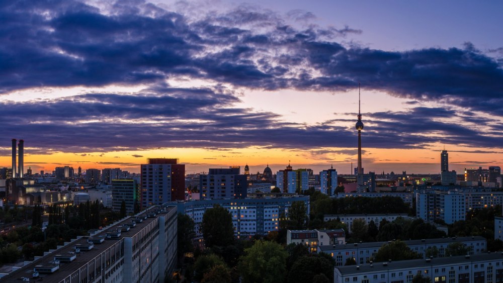 Спальный район российского города осенью