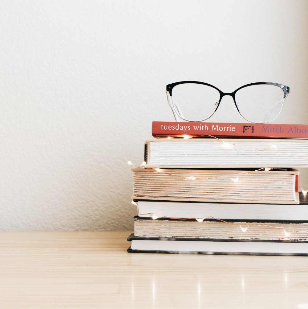 Стопка книг на столе