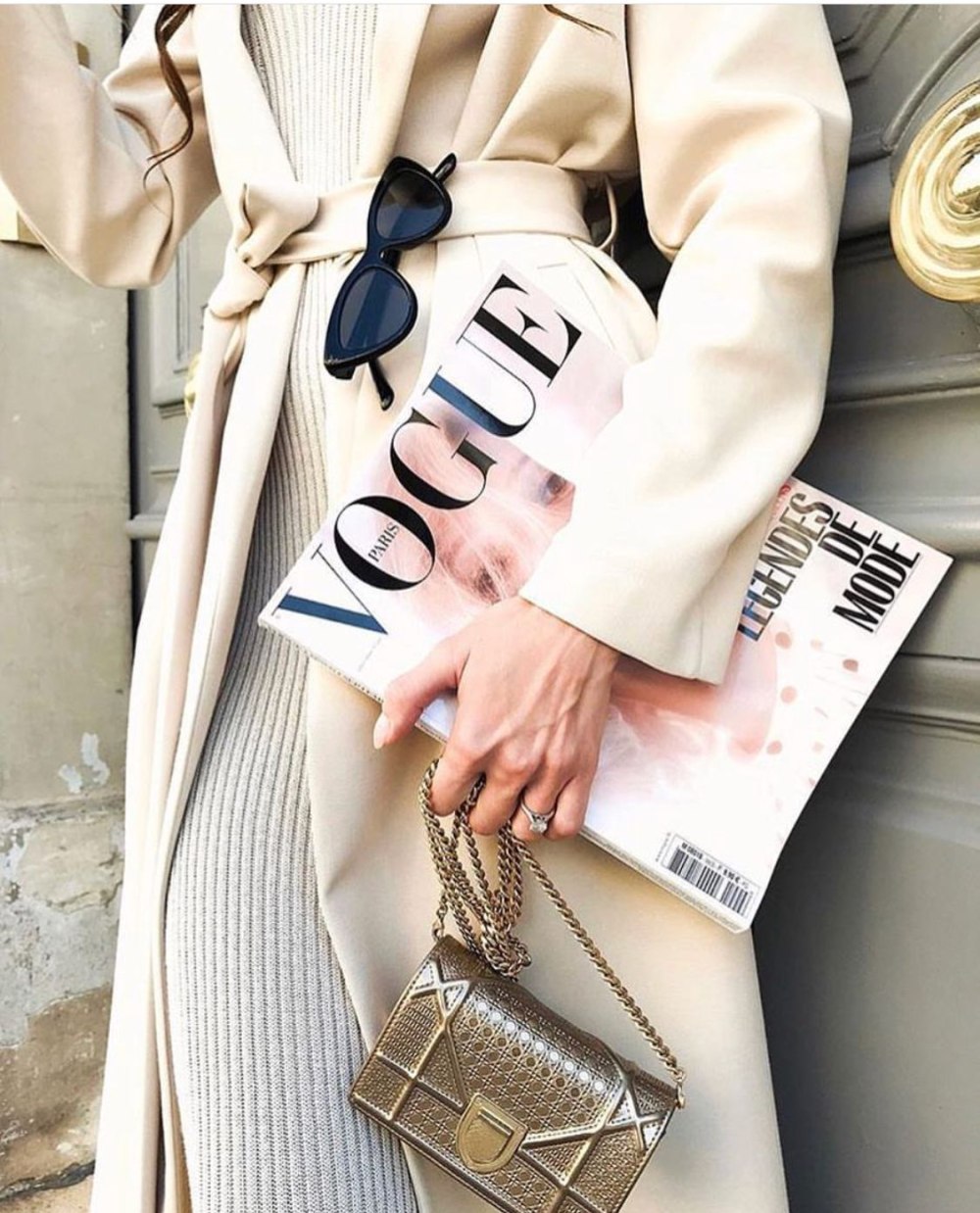 Фотосессия с журналом Vogue в руках