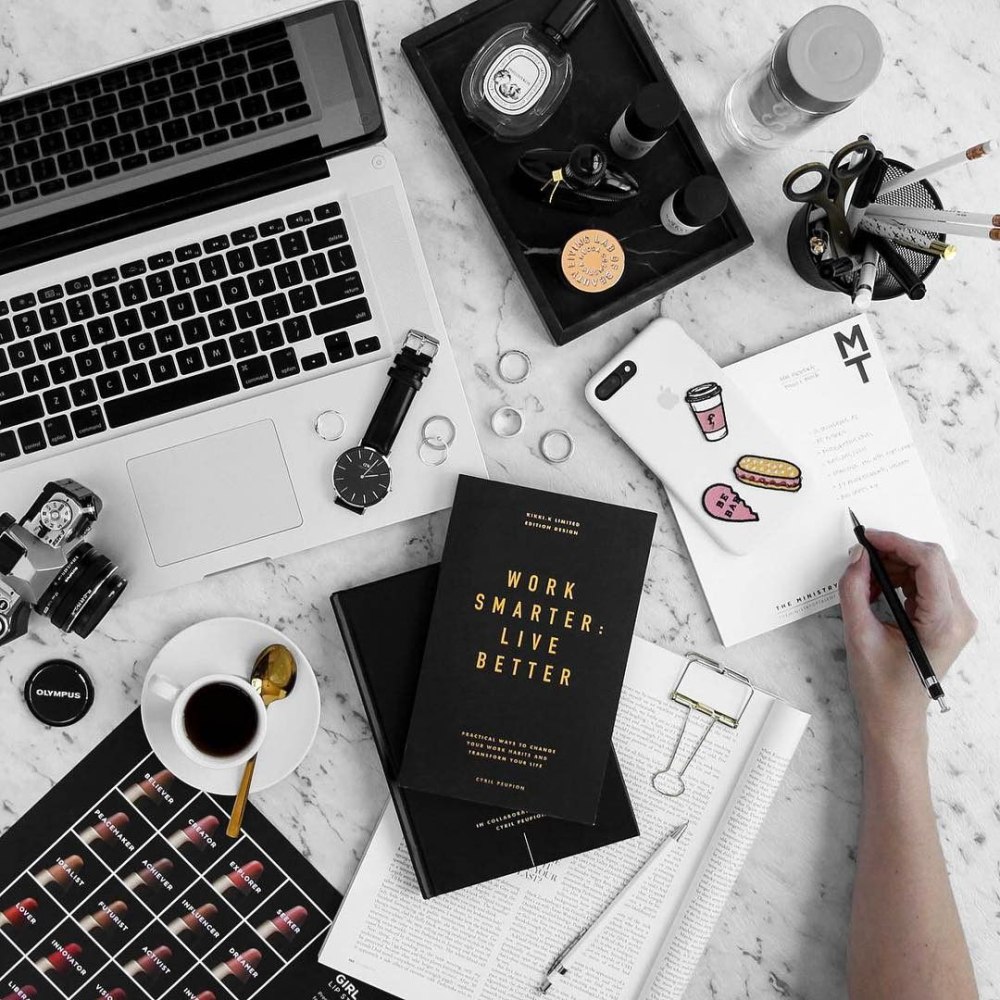 Снимки в стиле Flat lay черные